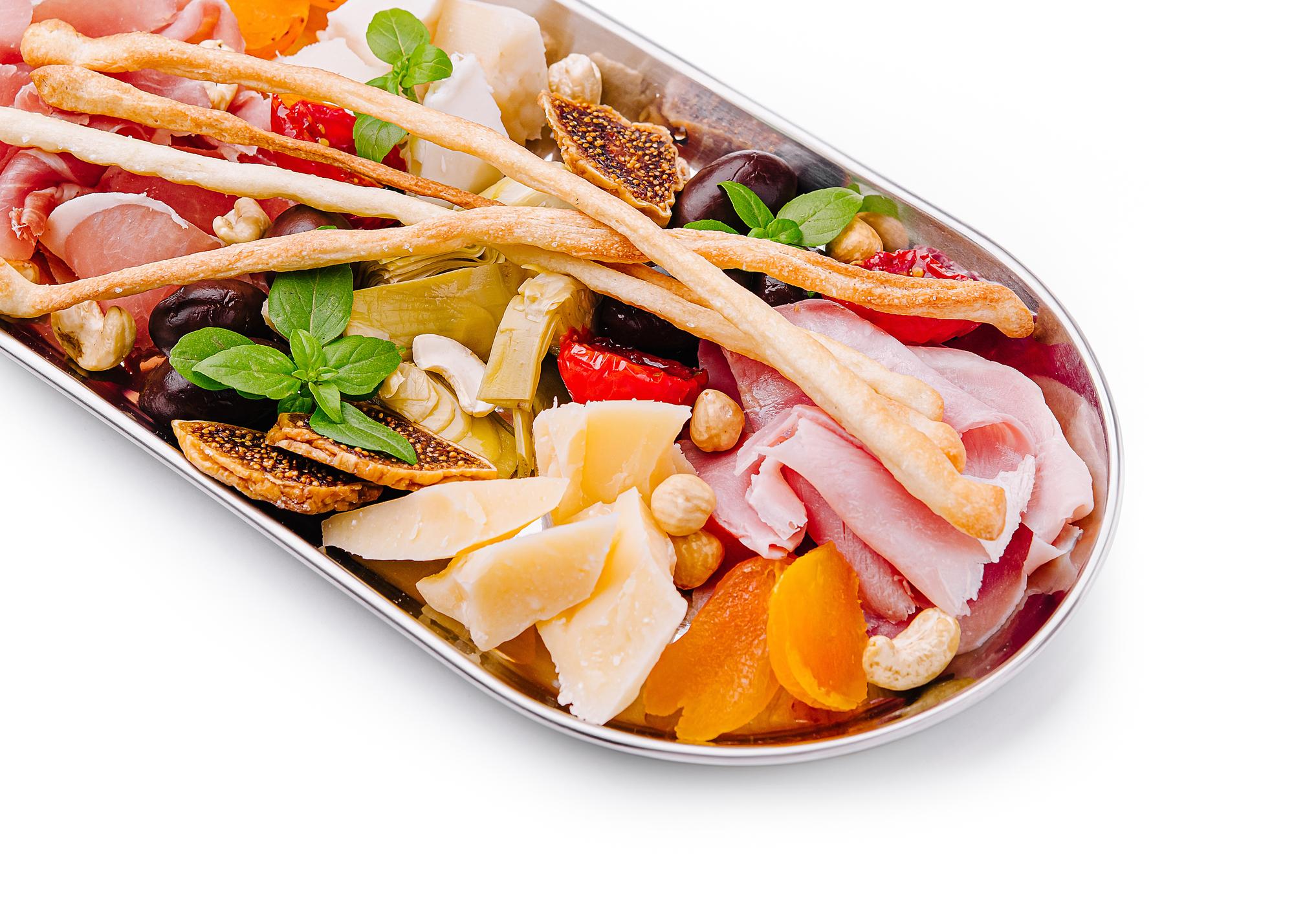 kompozycja potraw przygotowanych do cateringu